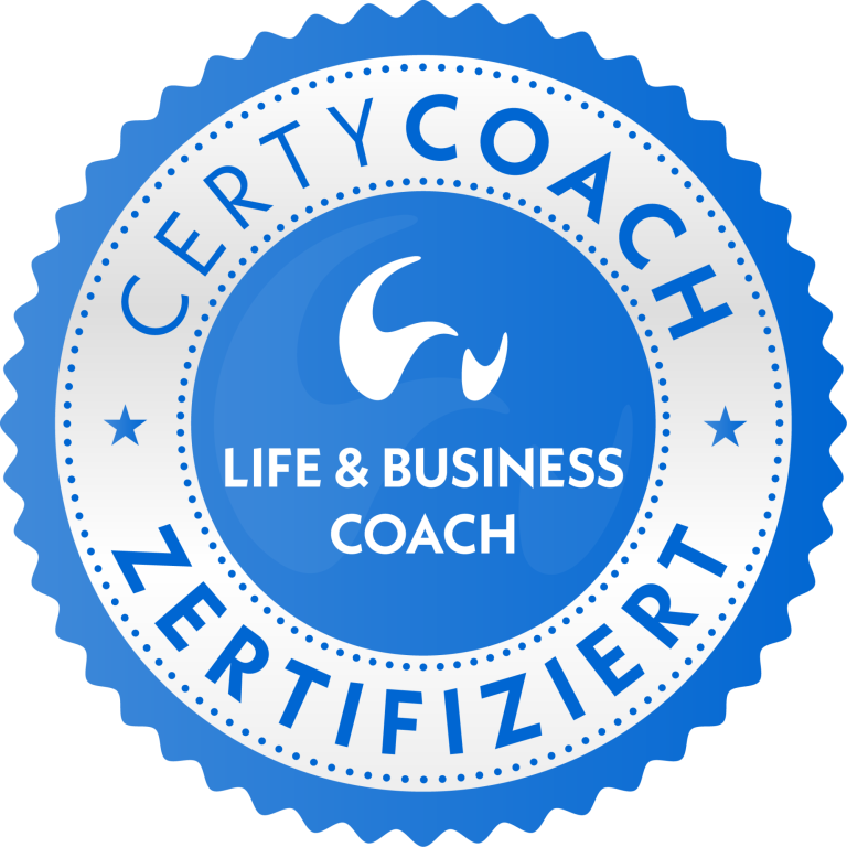 Digitales Coaching bei Stress, Burnout und in Krisen Frau mit lockigem Haar in Kleid, lächelt und stützt das Kinn mit der Hand.